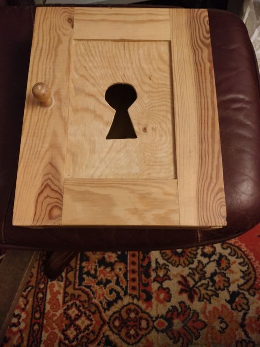 Drewniana szafka na klucze