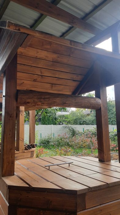 Drewniana studnia do ogrodu