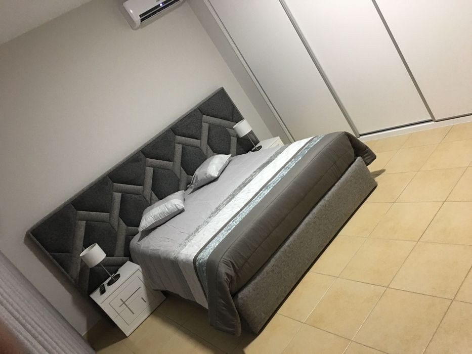 Cama estufada com mesinhas de cabeceira e cómoda lacado