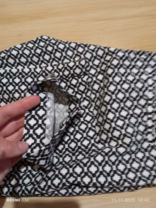 Штани 34.  HM. Футболка з рюшами