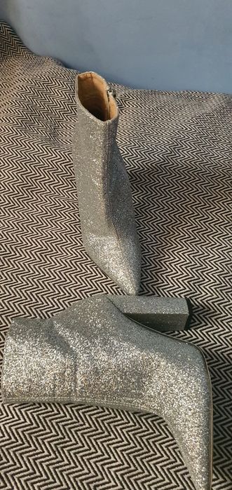 Srebrne botki na słupku 38