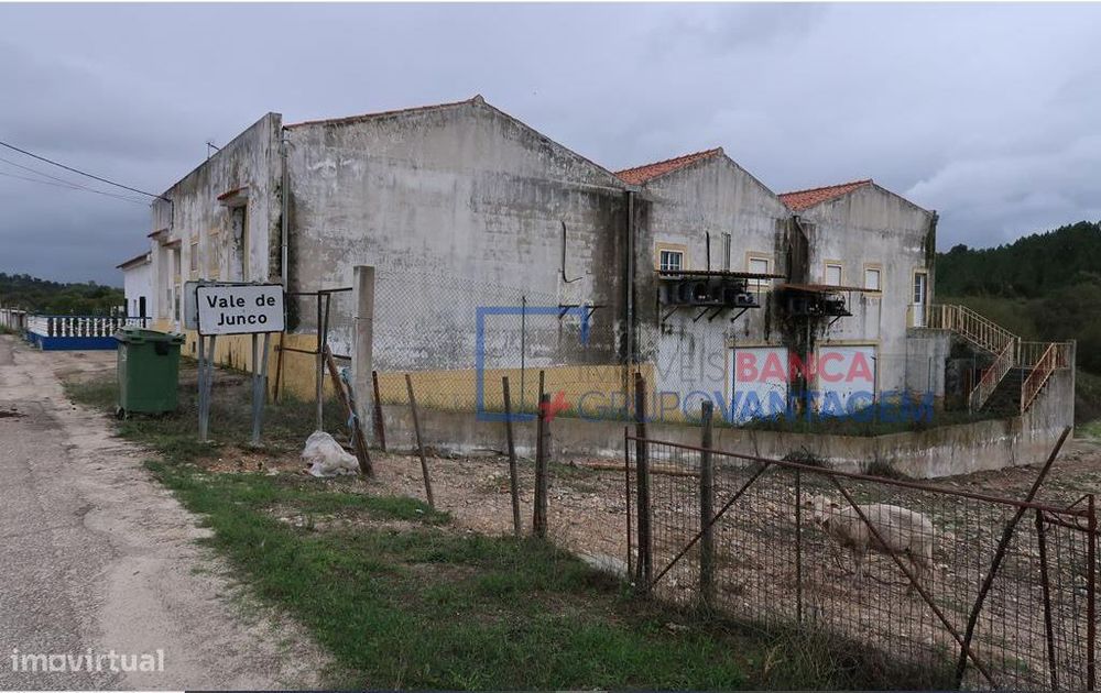 Armazém de 348m², destinado a atividade industrial, com 2 pisos e l...