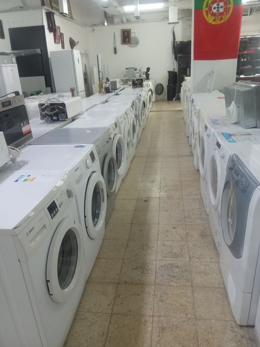 Várias máquina de roupa e louça