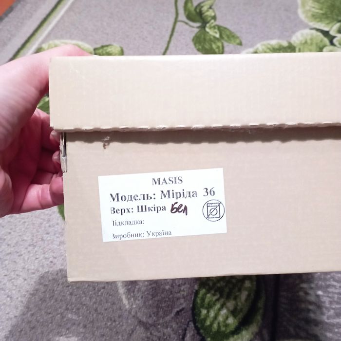 Білі кросівки нові