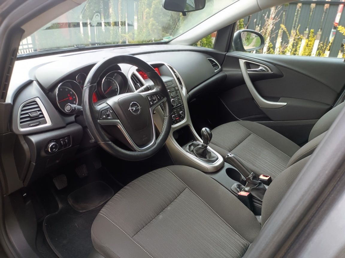 Opel Astra J / 1.4 turbo 140 KM / Grzana kierownica / Zadbany /