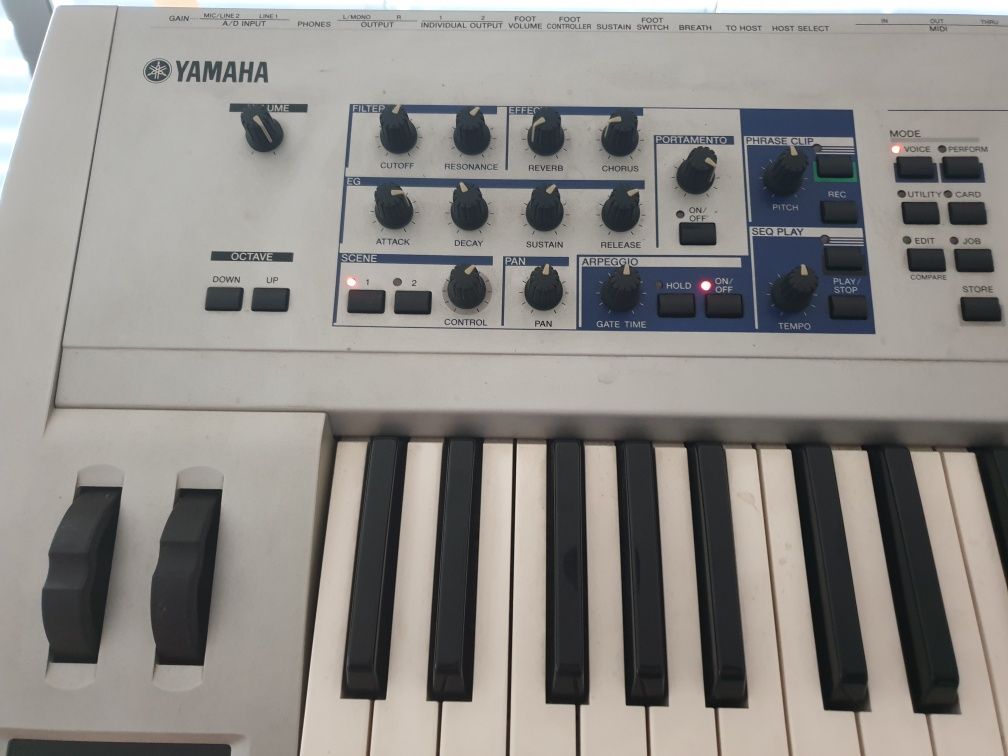 Sintetizador Yamaha CS6X