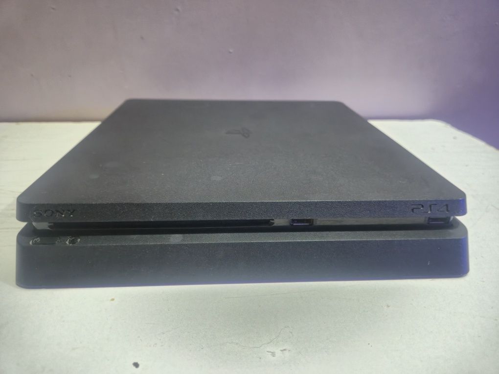 PlayStation 4 Slim 1TB – Consola + Cabos (Sem comando)
