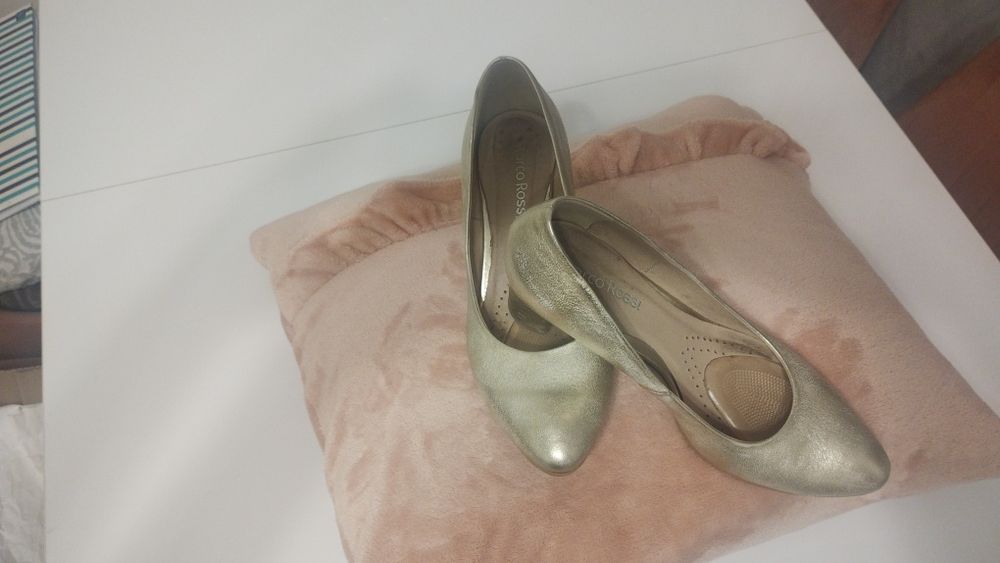 Buty ślubne złote