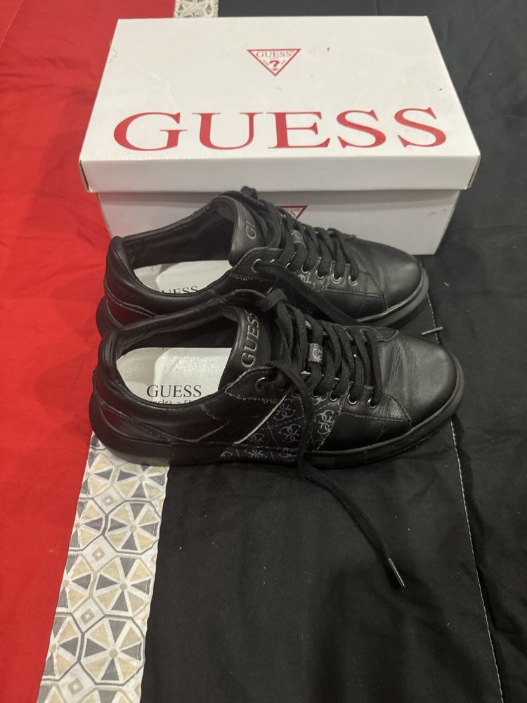 Guess pretas semi novas