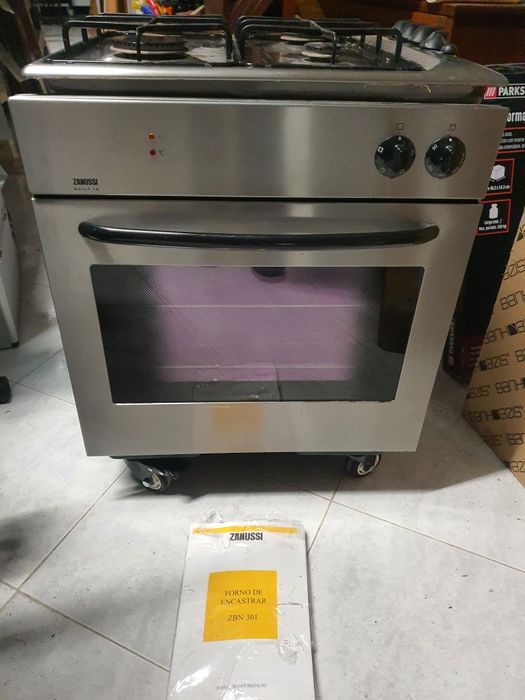 Conjunto de placa a gás e forno eléctrico Zanussi