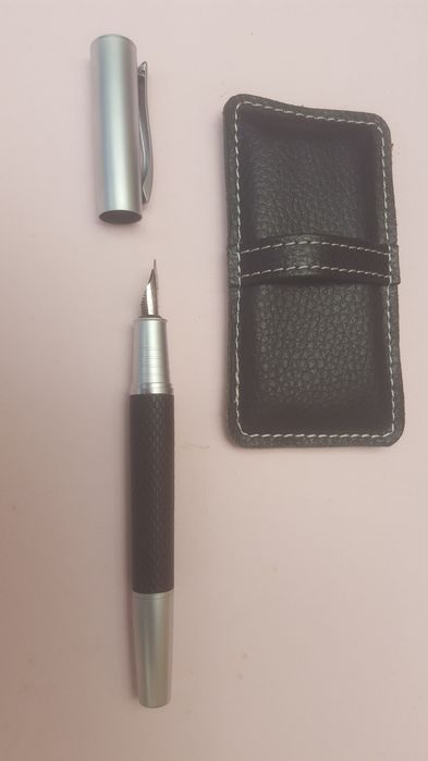 Caneta tinta permanente  NOVA  na caixa  original