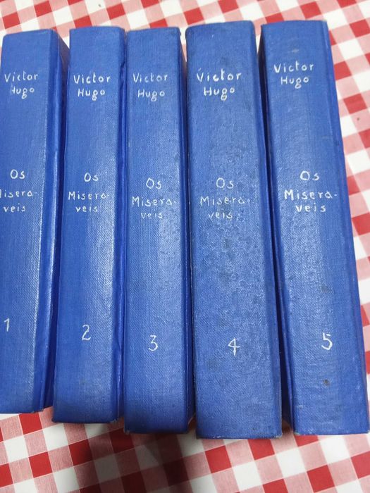 Livro os Miseráveis por Victor Hugo  5 volumes