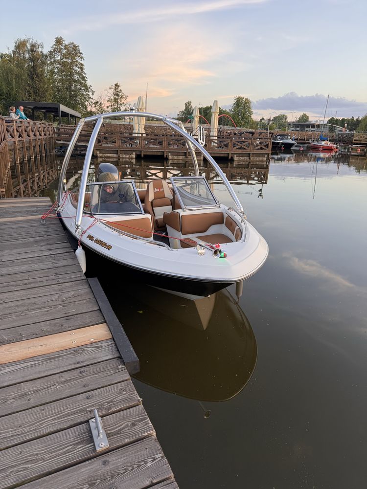 Motorówka Yacht motorowy Rinker Captiva zaburtowy Yamaha 100