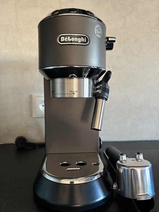 Nowy, na gwarancji, ekspres kolbowy DeLonghi EC685BK