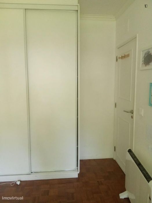 Quarto - localizado em Oeiras Lisbon