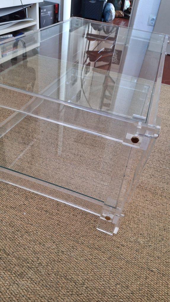 Mesa de Centro em acrílico com tampos em vidro
