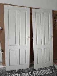 Portas interiores antigas, em madeira maciça, pintadas de branco