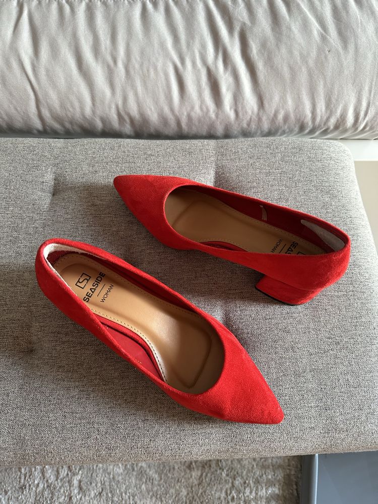 Sapatos altos vermelhos