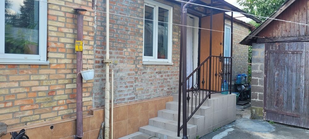 Задається кімната в приватному будинку для дівчаток.