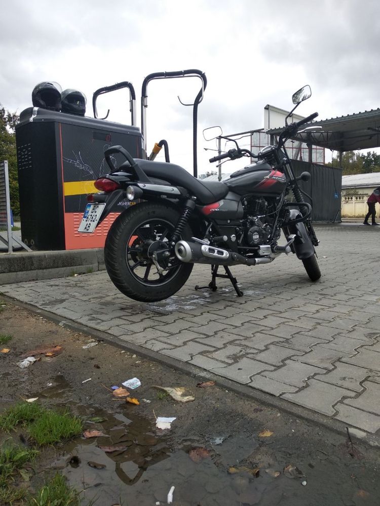 Bajaj avenger 220 street