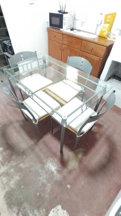 Mesa de cozinha com 4 cadeiras em bom estado