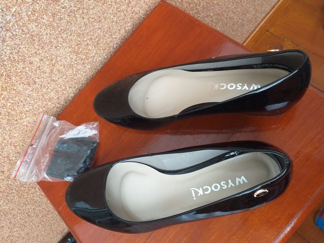 Продам жіночі лакові туфлі