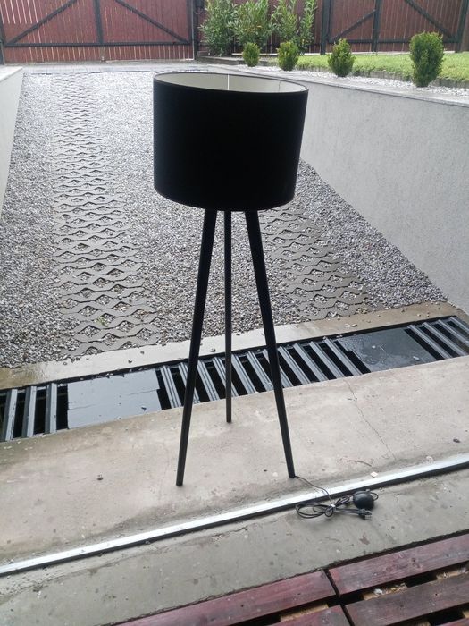 Lampa stojaca czarna
