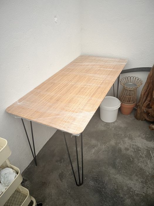 Mesa c/ tampo ikea de bamboo.