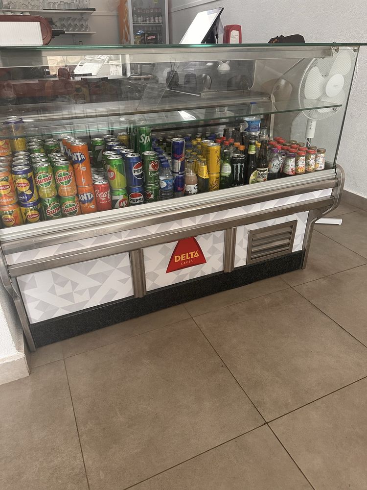 Mesas e cadeiras ,vitrine, balcao ,lavaloiça, maquina registadoras,etc