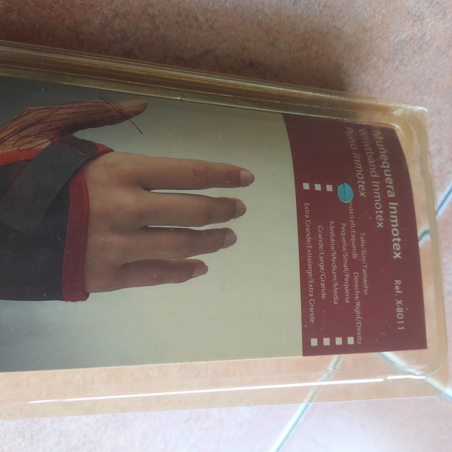 Pulso elástico reforçado   com ajustes em velcro.  Pouco usado