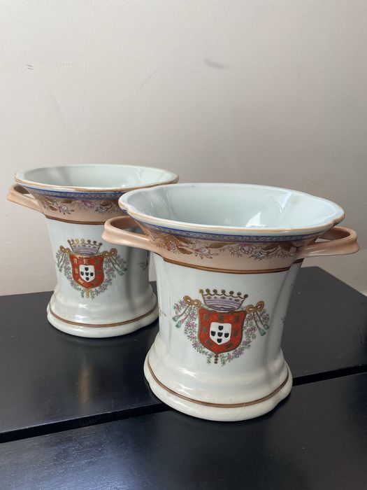 Par de vasos antigos em porcelana com brasão de Portugal