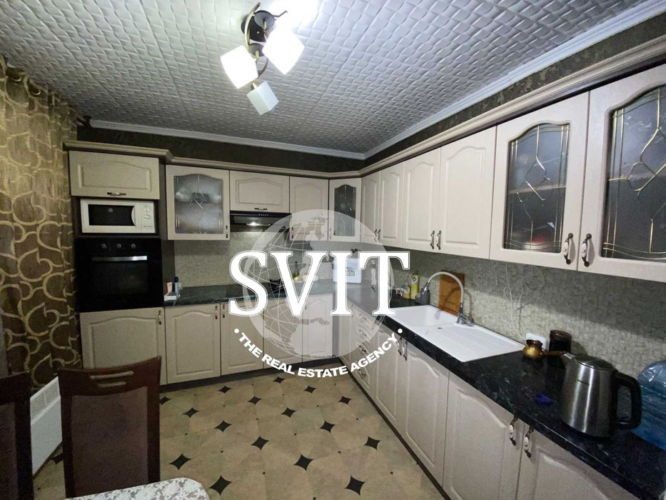 Продам заміський будинок з великим фермерським господарством