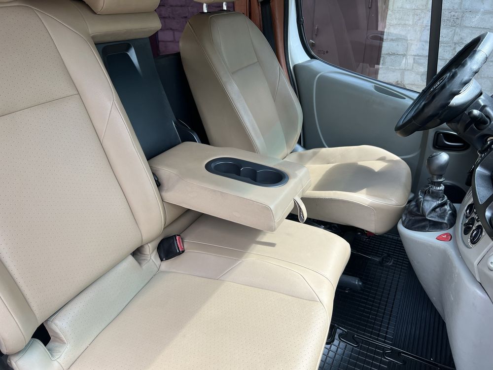 Opel Vivaro Long пассажир 9 мест , 2.0 мотор , 6 ступка ,