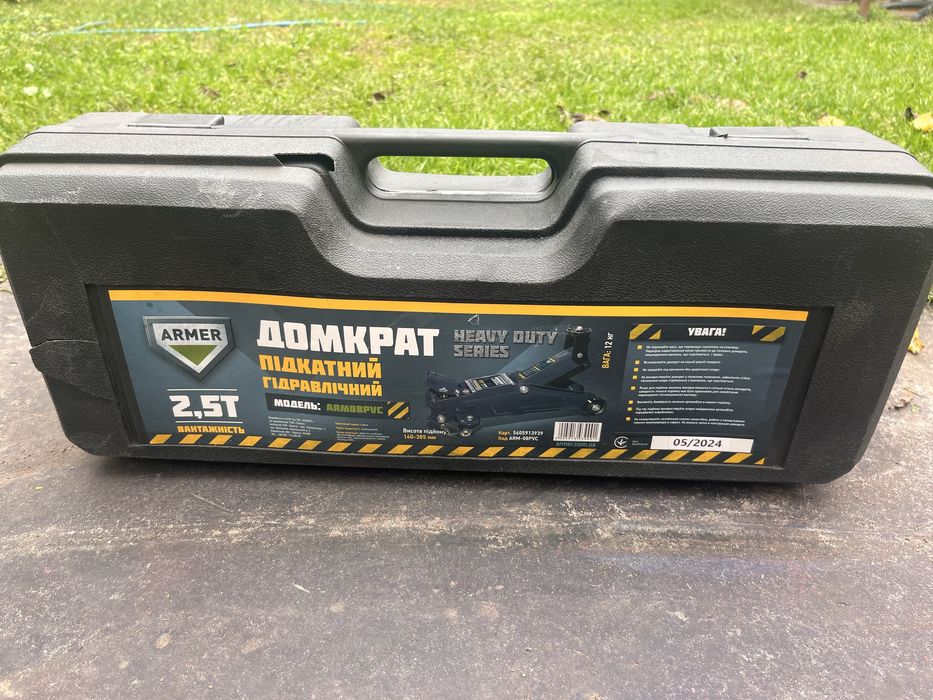 Домкрат підкотний Armer 2,5 т