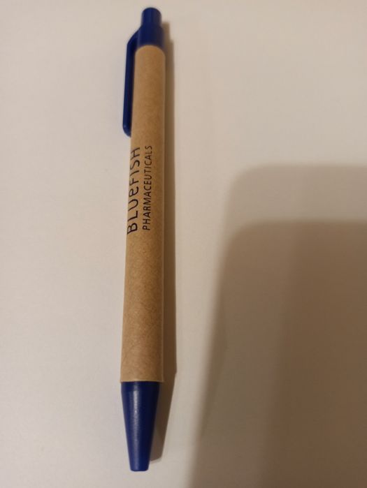 Długopis z logo firmowym.