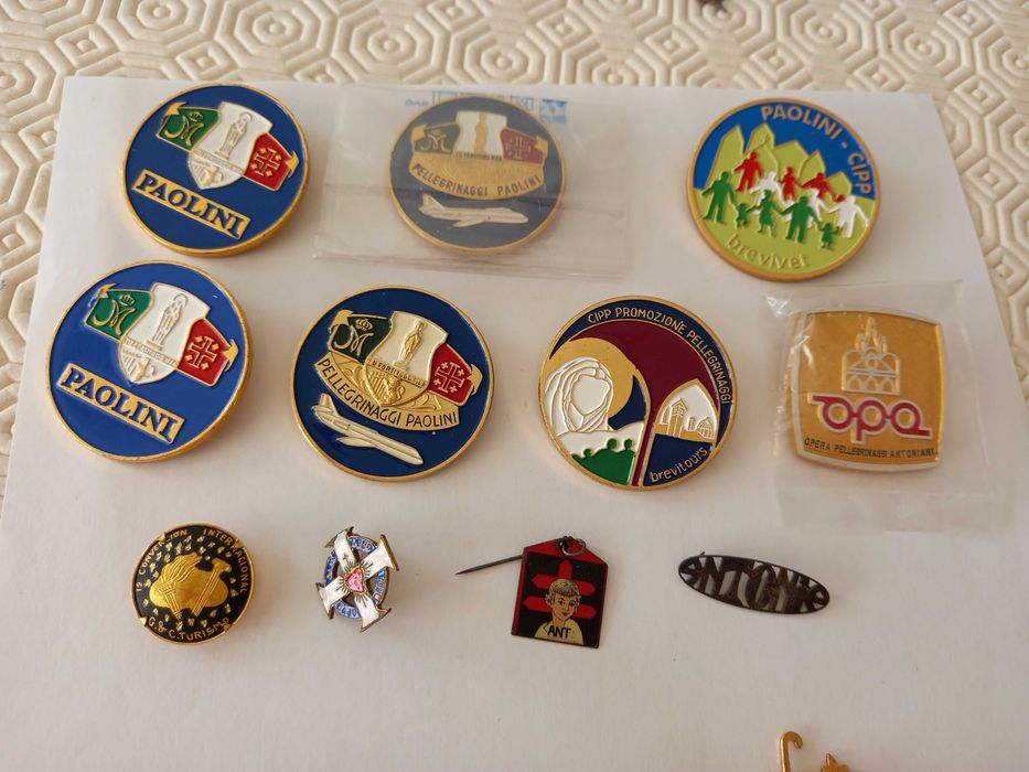 Pins de peregrinações religiosas e viagens antigos