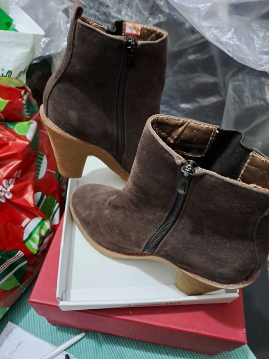 Sapatos  botas e outros