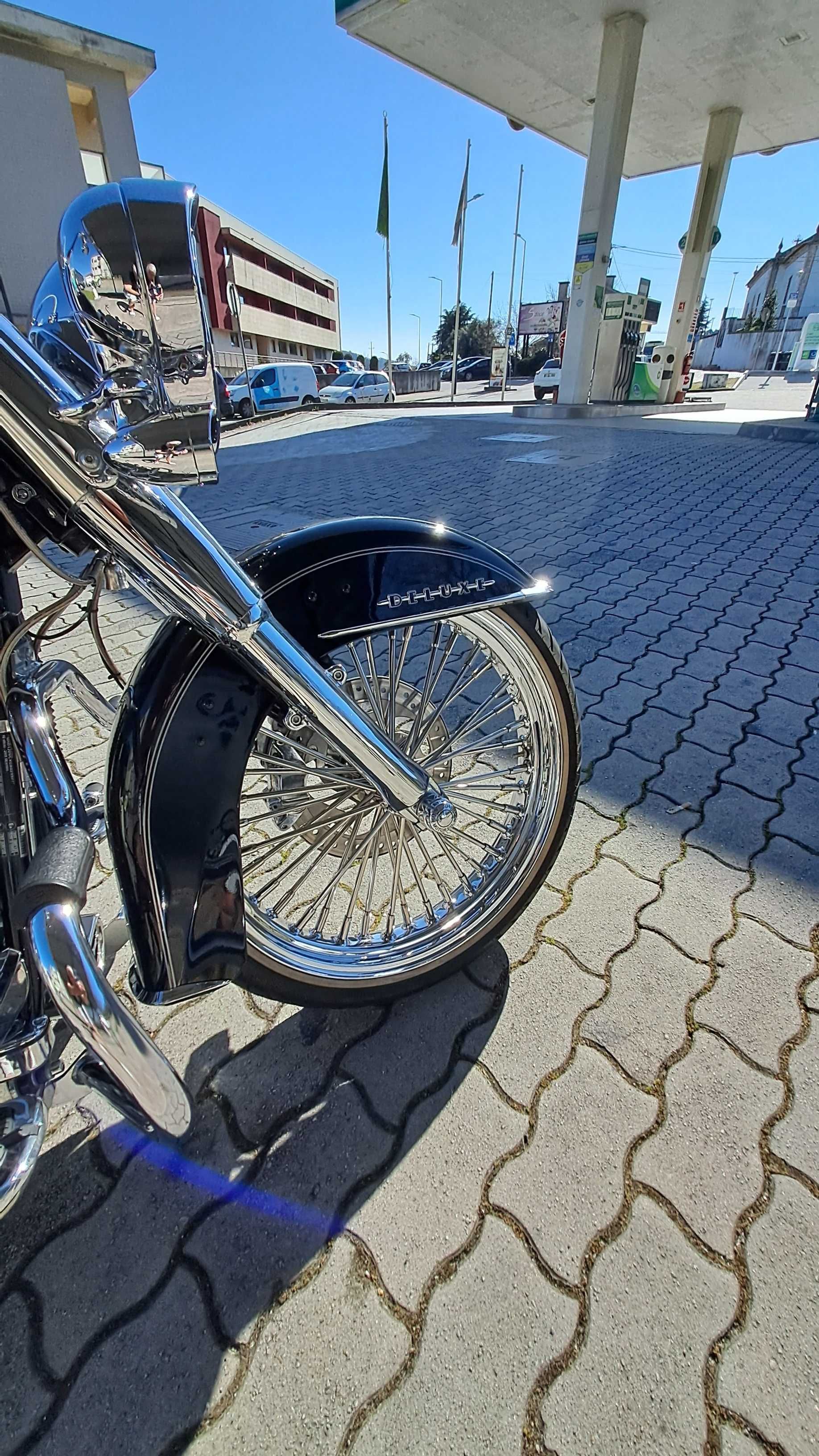Harley Davidson Softail Deluxe estilo chicano