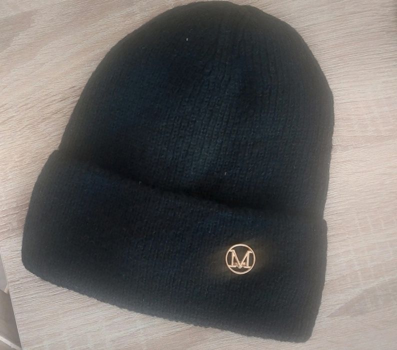 Czarna ciepła czapka damska Wewnątrz polar