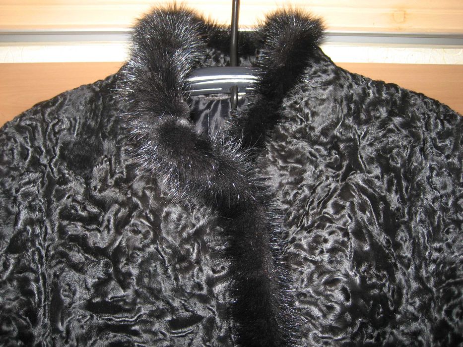 Продам СРОЧНО полушубок из натурального каракуля новый размер 56-60