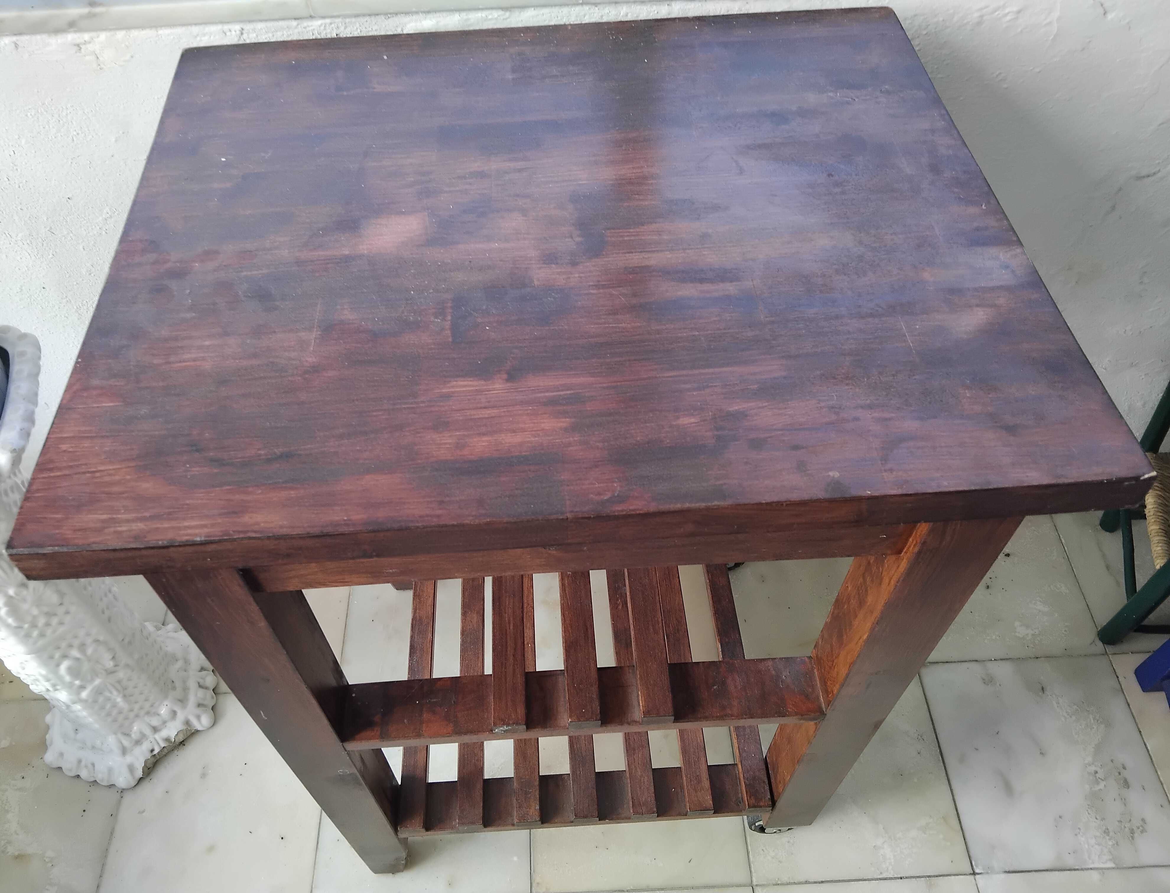 Mesa de apoio com 2 rodas