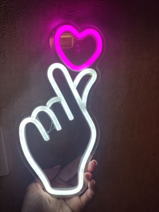 Неонова вивіска,рука,сердце,нічник.Неонова вивіска в салон