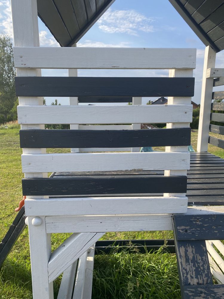 Drewniany plac zabaw dla dzieci domek huśtawki zjeżdżalnia ścianka