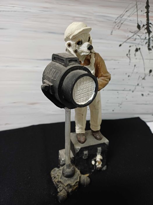 Estatueta em resina de cão com holofote, semáforo ou farol