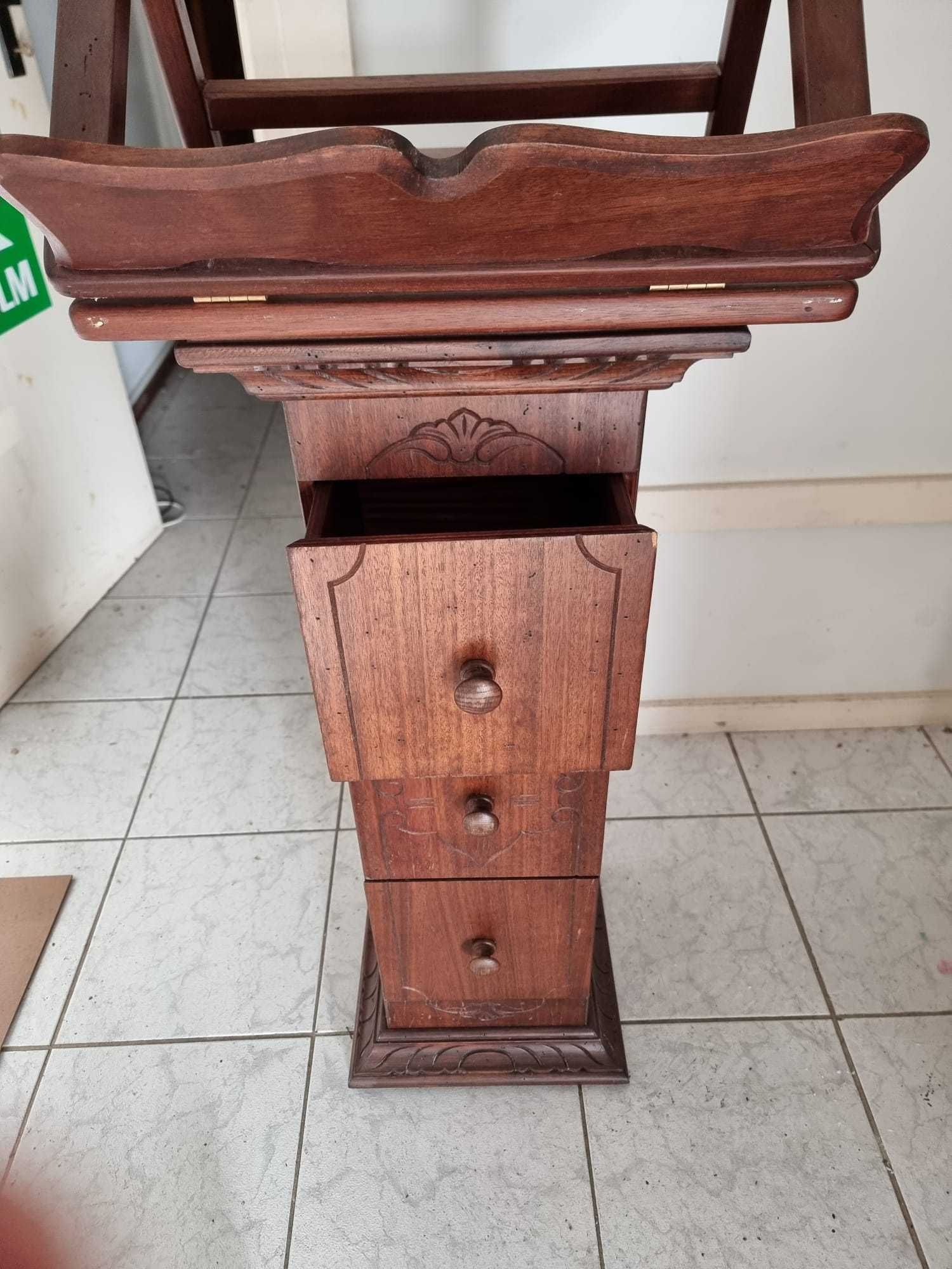 Movel rustico com gavetas