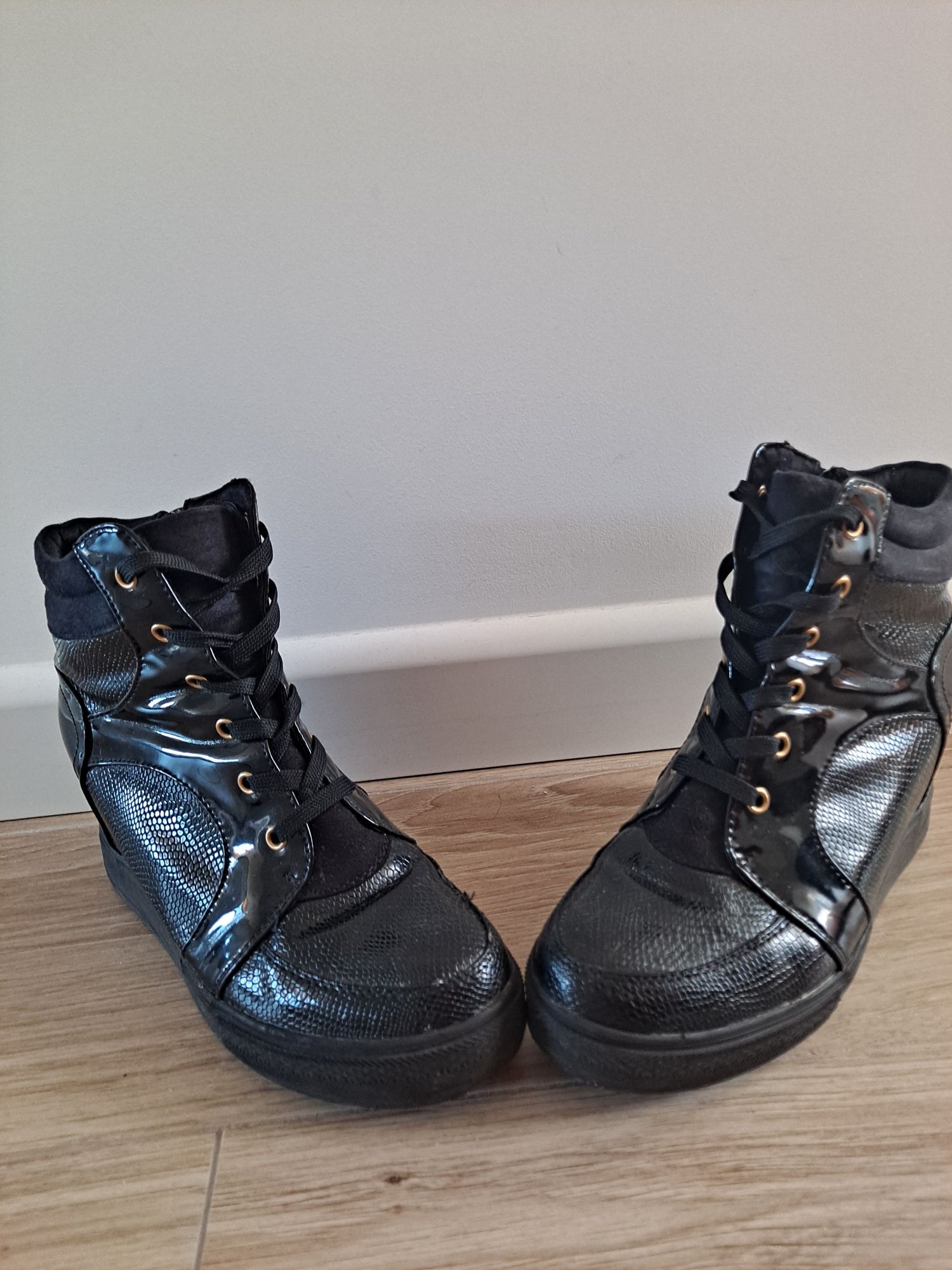 Czarne lakierowane sneakersy na koturnie