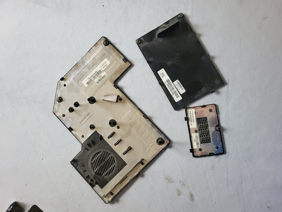 Sprzedam zestaw zaślepek dolnej obudowy do laptopa Lenovo N 500