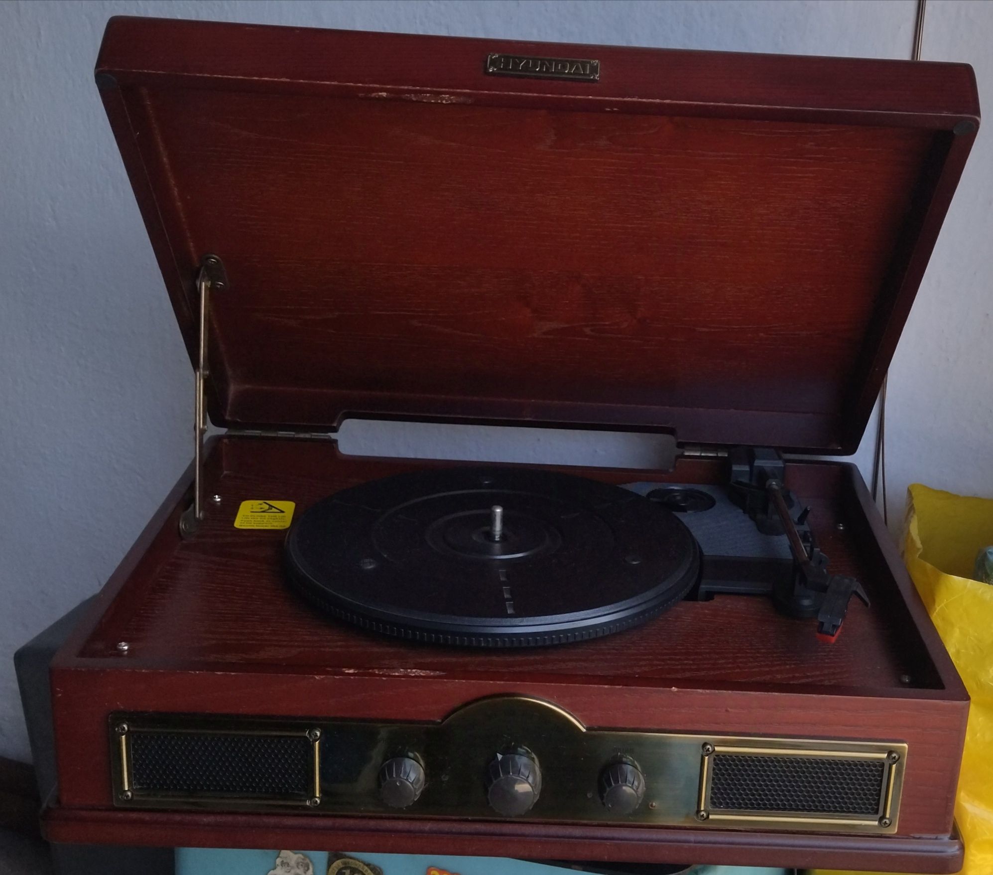 Gramofon z radiem Hyundai RT910