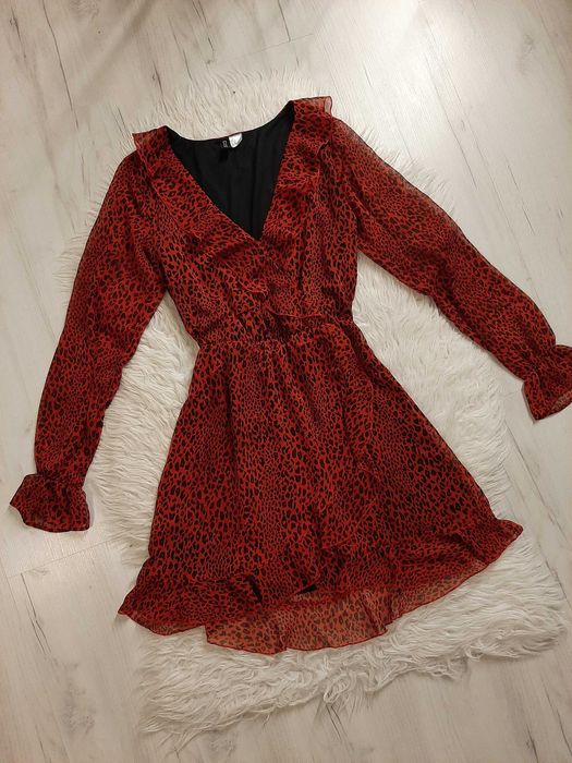 Piękna czerwona sukienka we wzory z falbankami XS 34