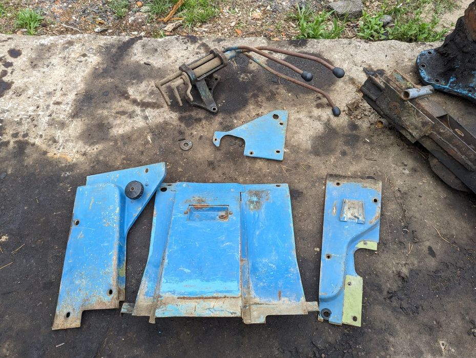 Кабіна МТЗ 80 82 щиток руль кронштейн руля обшивки Боковини МТЗ 80 82